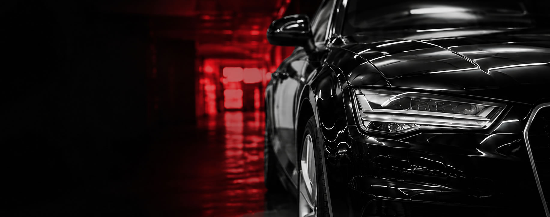 Carro preto em destaque na oficina CR Pinturas
